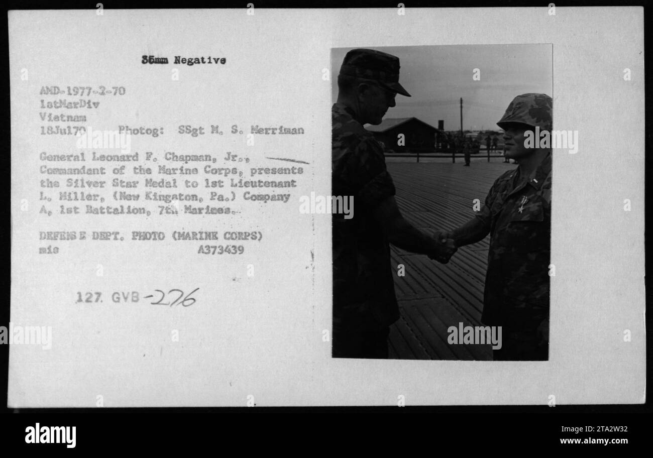 Il generale Leonard F. Chapman Jr., comandante del corpo dei Marines, conferisce la medaglia Silver Star al 1st Lieutenant L. Hiller della compagnia A, 1st Battalion, 7th Marines durante la guerra del Vietnam. 18 luglio 1970." Foto Stock