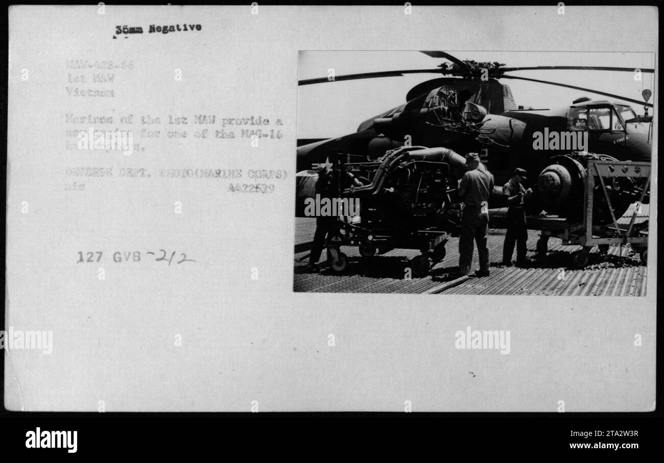I marines del 1st Marine Aircraft Wing eseguono la manutenzione di motori per elicotteri nel 1966 in Vietnam per garantire prestazioni operative e prontezza per le missioni di combattimento. Foto Stock