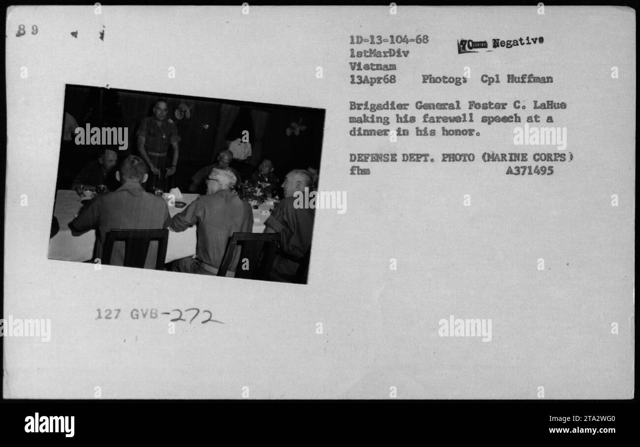 Il generale di brigata Foster C. LaHue tiene un discorso di addio durante una cena in suo onore il 13 aprile 1968, come parte delle attività militari e degli eventi ufficiali durante la guerra del Vietnam, catturati dal corpo dei Marines. Foto Stock