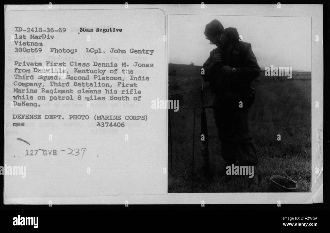 Soldato Dennis M. Jones di Danville, Kentucky, della Third Squad, Second Platoon, India Company, Third Battalion, First Marine Regiment, si vede mentre pulisce il suo fucile mentre è in pattuglia a 13 miglia a sud di da Nang durante la guerra del Vietnam. Fotografato da LCpl. John Gentry il 30 ottobre 1969. Foto Stock