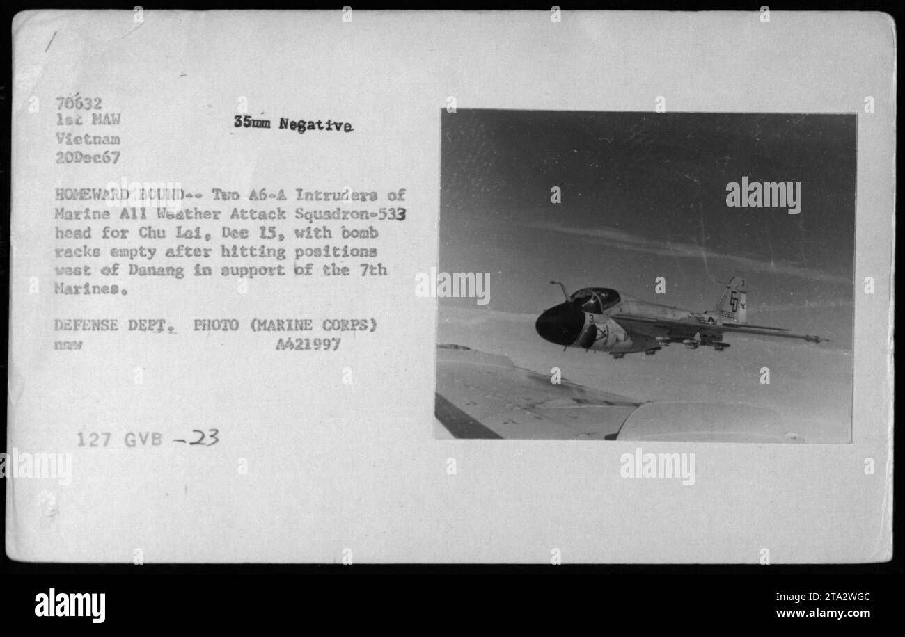 Due A-6 Intruder Aircraft del Marine All Weather Attack Squadron-533, numero di serie 70632, tornano a Chu Lai il 20 dicembre 1967, dopo una missione di supporto al 7th Marines vicino a Danang. Fotografia del Dipartimento della difesa, corpo dei Marines. Foto Stock