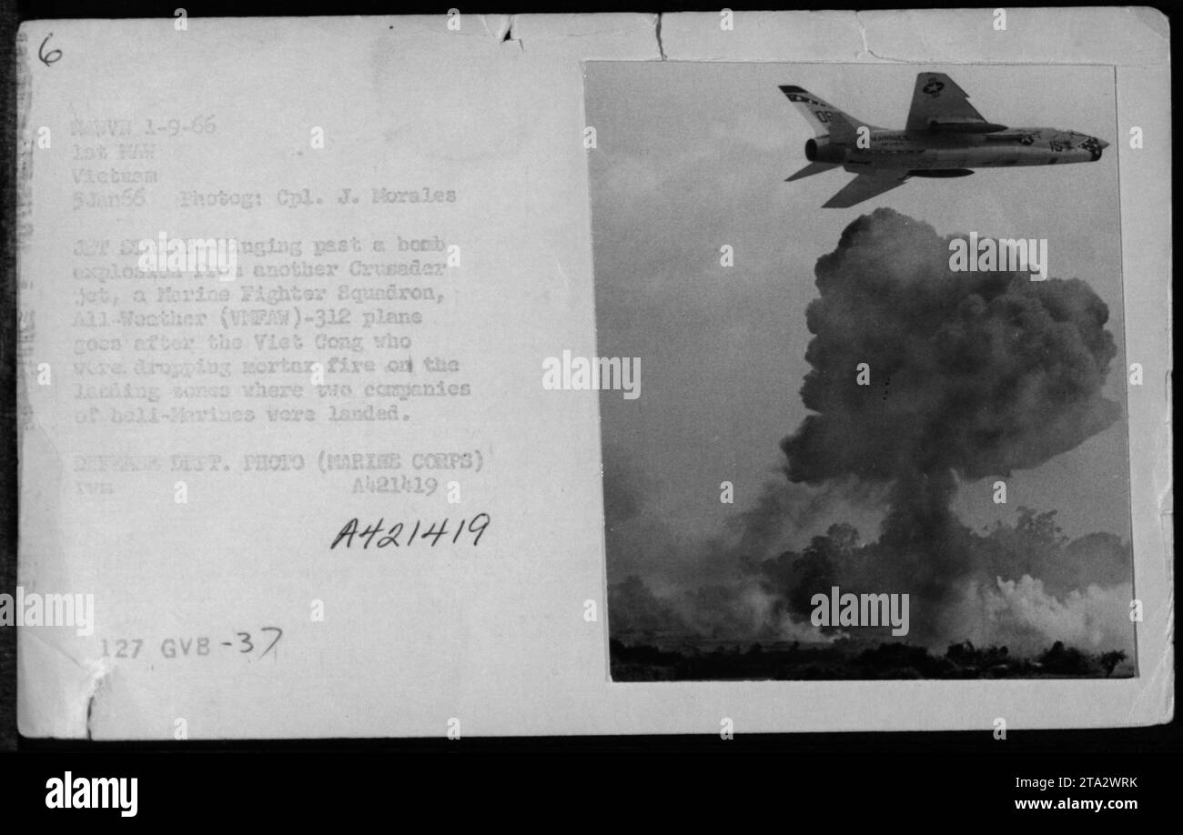 Un Marine Fighter Squadron All-Weather-312 ha superato un'esplosione causata da un jet Crusader che ha preso di mira le posizioni dei mortai Viet Cong vicino a una zona di atterraggio dei Marine americani il 3 gennaio 1966. Foto Stock