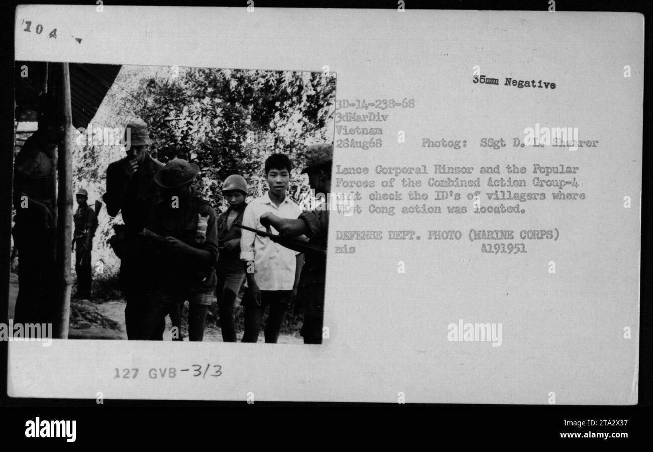 Lance Corporal Hinsor e l'unità Combined Action Group-4 in Vietnam, 28 agosto 1968. In questa fotografia, vengono visti controllare gli ID degli abitanti del villaggio in un'area in cui era presente l'attività Viet Cong. Questa immagine è una documentazione del ruolo svolto dall'esercito della Repubblica del Vietnam (ARVN) durante la guerra del Vietnam. Foto Stock