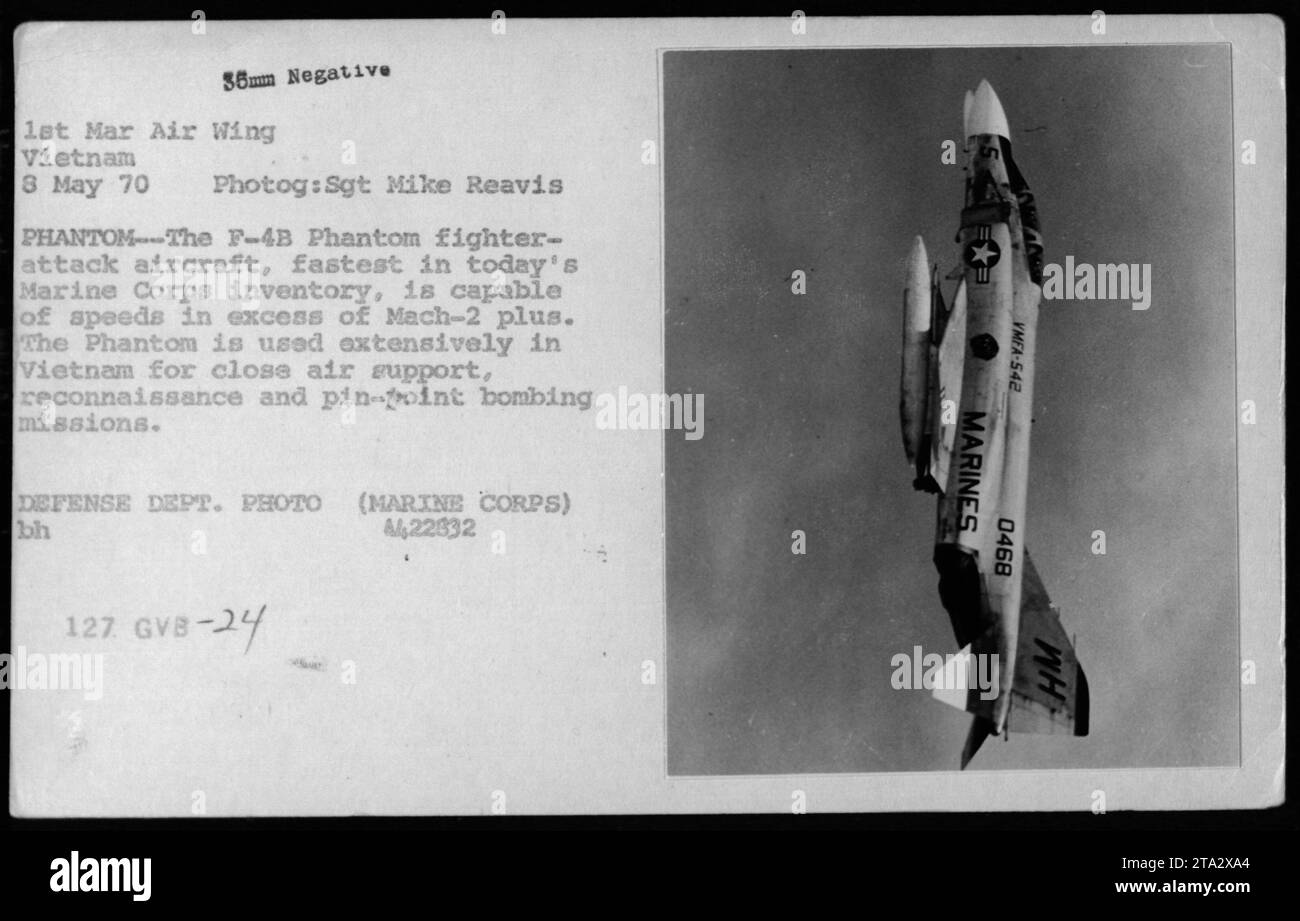 L'F-4B Phantom, capace di velocità superiori a Mach-2, è mostrato in azione l'8 maggio 1970, fornendo supporto aereo ravvicinato, ricognizione e missioni di bombardamento di precisione durante la guerra del Vietnam, fotografato dal sergente Mike Reavis per il Dipartimento della difesa. Foto Stock