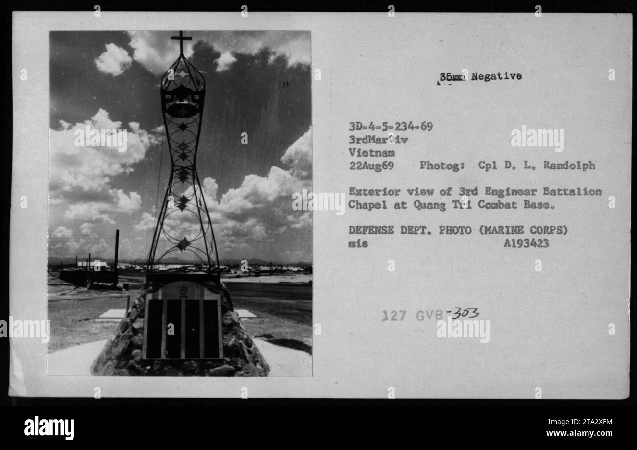 Vista esterna della cappella del 3° battaglione ingegnere presso la base di combattimento Quang Tri in Vietnam. La fotografia, scattata il 22 agosto 1969, mostra il cardinale Terence Cooke che conduce una cerimonia religiosa. L'immagine cattura il ruolo significativo della religione nel fornire supporto spirituale al personale militare americano durante la guerra del Vietnam. Foto Stock