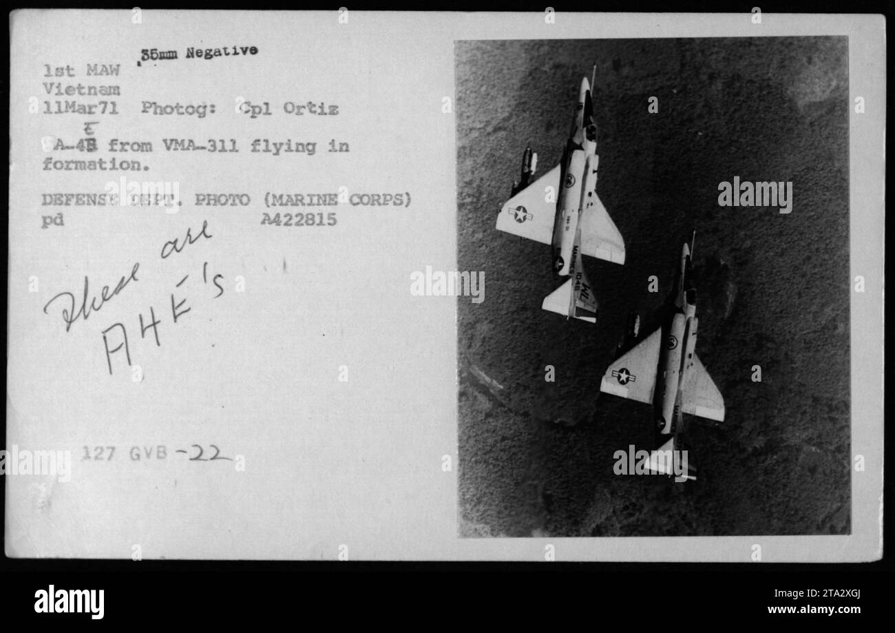 A-4 Skyhawk in formazione durante la guerra del Vietnam. L'immagine, scattata l'11 marzo 1971, mostra un A-4E del VMA-311 e un A-4B del VMA-311 che volano insieme. Questa fotografia fa parte della collezione che documenta le attività militari americane in Vietnam. DIPARTIMENTO DIFESA FOTO (CORPO MARINO) PD A422815. Foto Stock
