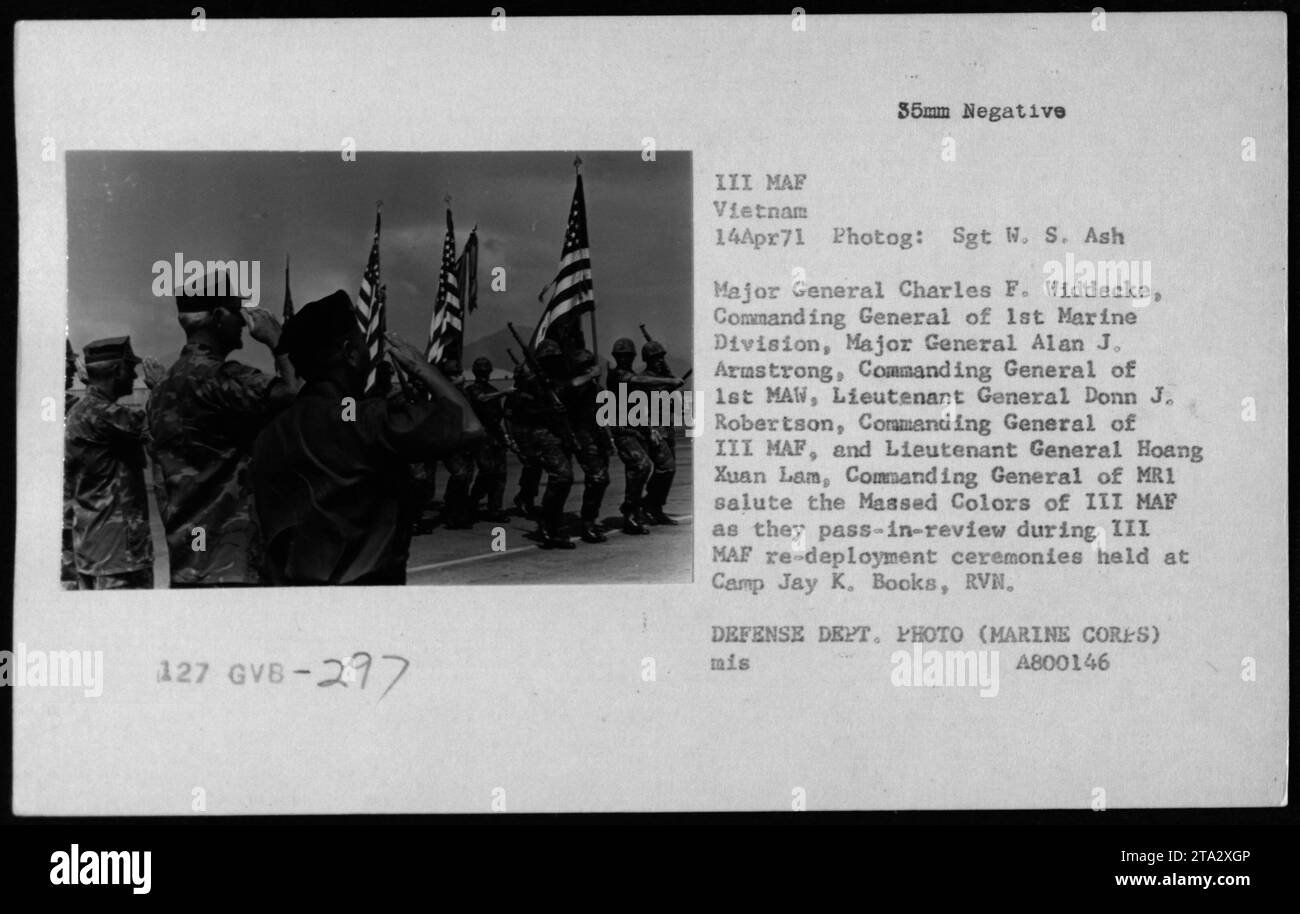 Il maggiore generale Charles F. Widdecke, il maggiore generale Alan J. Armstrong, il tenente generale Donn J. Robertson e il tenente generale Hoang Xuan Lam partecipano alle cerimonie di ridistribuzione del III MAF a Camp Jay K. Books, RVN. Salutano i Massed Colors of III MAF mentre passano la revisione. Fotografia scattata il 14 aprile 1971 dal Sgt W. S. Ash. (NUCLEI MARINI) MIS A800146. Foto Stock