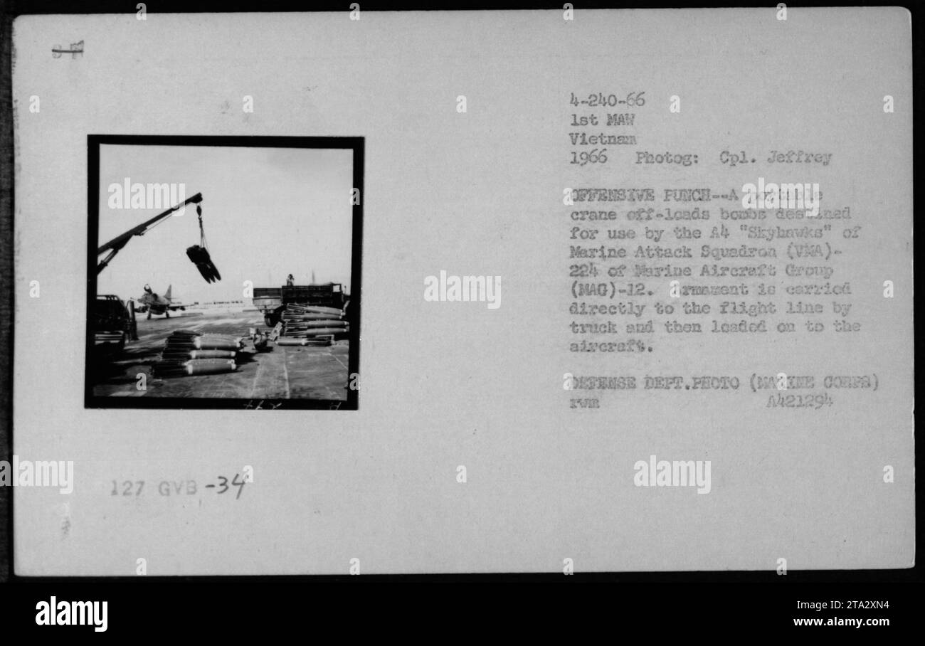 Nel 1966, una gru portatile scarica bombe per lo Squadrone d'attacco Marine-224 A-4 Skyhawk del Marine Aircraft Group-12 in Vietnam, con ordigni trasportati in camion direttamente alla linea di volo per il carico. Foto del CPS Jeffrey. Foto Stock