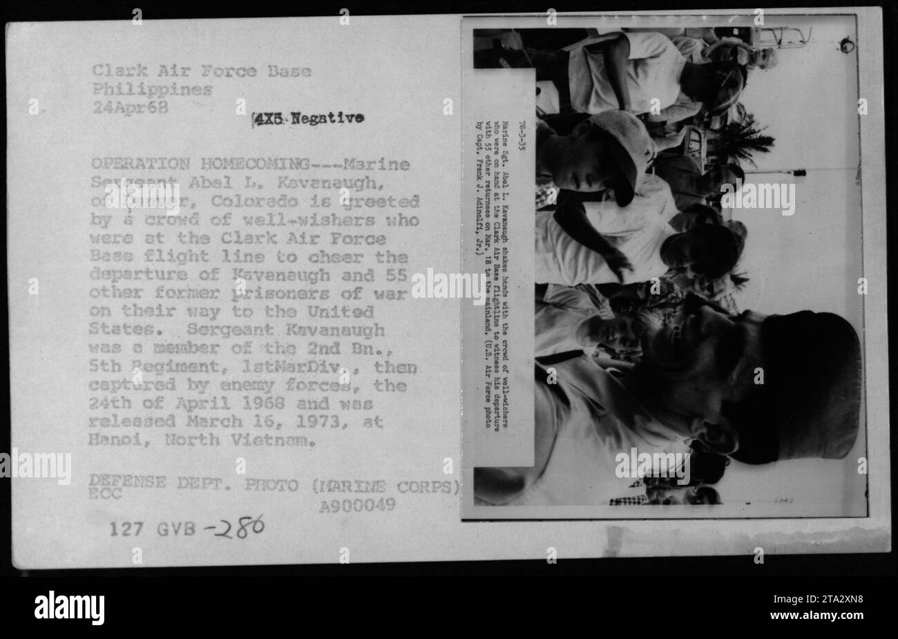Il sergente Abel L. Kavanaugh e altri 55 ex prigionieri di guerra sono accolti dai benestanti alla Clark Air Force base prima della partenza per gli Stati Uniti dopo il rilascio da Hanoi, Vietnam del Nord, il 16 marzo 1973. Foto Stock