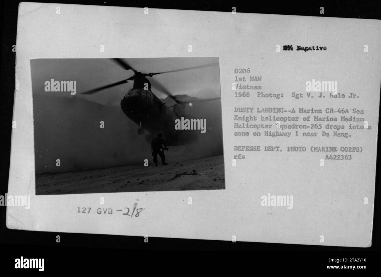 Marine CH-46A Sea Knight elicottero del Marine Medium Helicopter Squadron-265 atterrando sulla Highway 1 vicino a da Nang durante la guerra del Vietnam. Scattata nel 1968 dal Sgt V. J. Hale Jr., questa foto mostra l'elicottero in funzione. Immagine gentilmente concessa dal Dipartimento della difesa (US Marines). Foto Stock