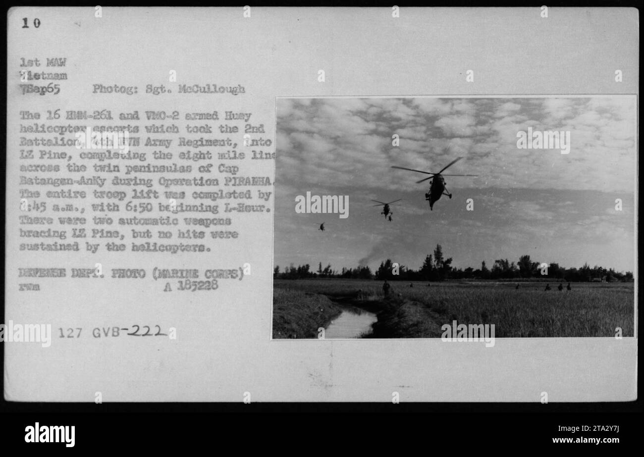 Elicotteri UH-34 del 10th 1st MAW (Marine Aircraft Wing) in Vietnam il 7 settembre 1965. L'immagine mostra le scorte armate di elicotteri Huey, 16 MM-261 e V0-2, che volano sul 2nd Battalion, 4th RVS Army Regiment durante l'operazione PIRANHA. Gli elicotteri completarono una linea di otto miglia attraverso la penisola di Cap Batangen-Anky, con il sollevamento delle truppe finito alle 8:45. C'erano due armi automatiche a sostegno di IZ Pine, ma nessun danno all'elicottero riportato." Foto Stock