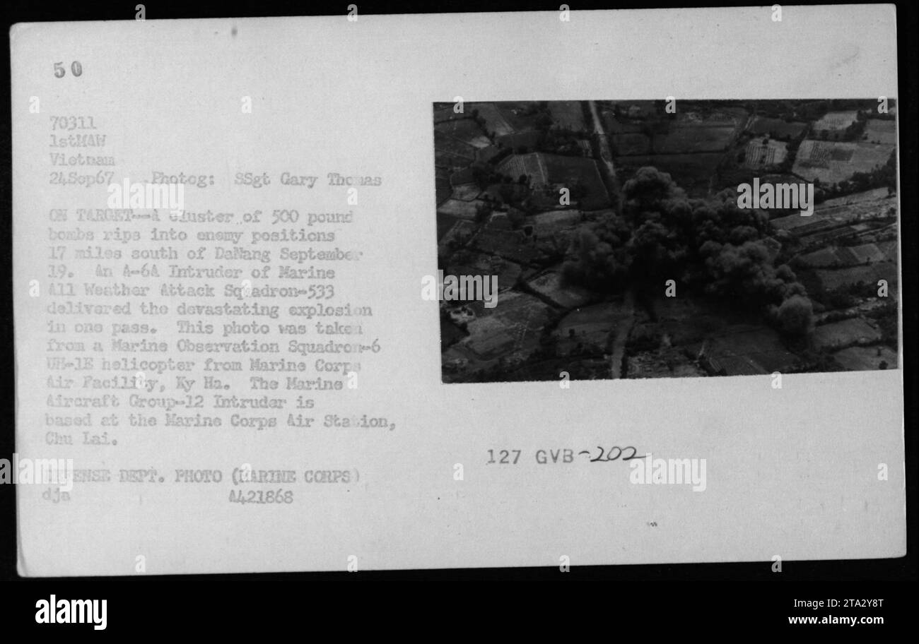 Un gruppo di bombe da 500 libbre può essere visto esplodere sulle posizioni nemiche 17 miglia a sud di Dalang il 24 settembre 1967. Questa devastante esplosione fu consegnata da un aereo A-6A4 Intruder del Marine A11 Weather Attack Squadron-533 in un unico passaggio. La foto è stata scattata da un elicottero U-1E del Marine Observation Squadron-6 del Marine Corps Air Facility, Ky ha, e il Marine Aircraft Group-12 Intruder ha sede presso la Marine Corps Air Station a CHN LED. Questa immagine è una foto del Dipartimento della difesa scattata da SSgt Gary, documentata con il numero di riferimento A421868 127 GVB-202. Foto Stock
