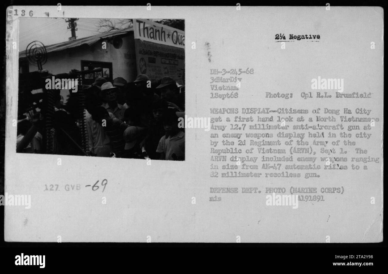 I soldati dell'ARVN mostrarono armi catturate, tra cui un cannone antiaereo da 12,7 mm, fucili AK-47 e un cannone senza rinculo da 32 mm, ai cittadini di Dong ha City, Vietnam, il 1 settembre 1968. La fotografia è stata scattata dal Cpl. R.L. Brunfield. Foto Stock
