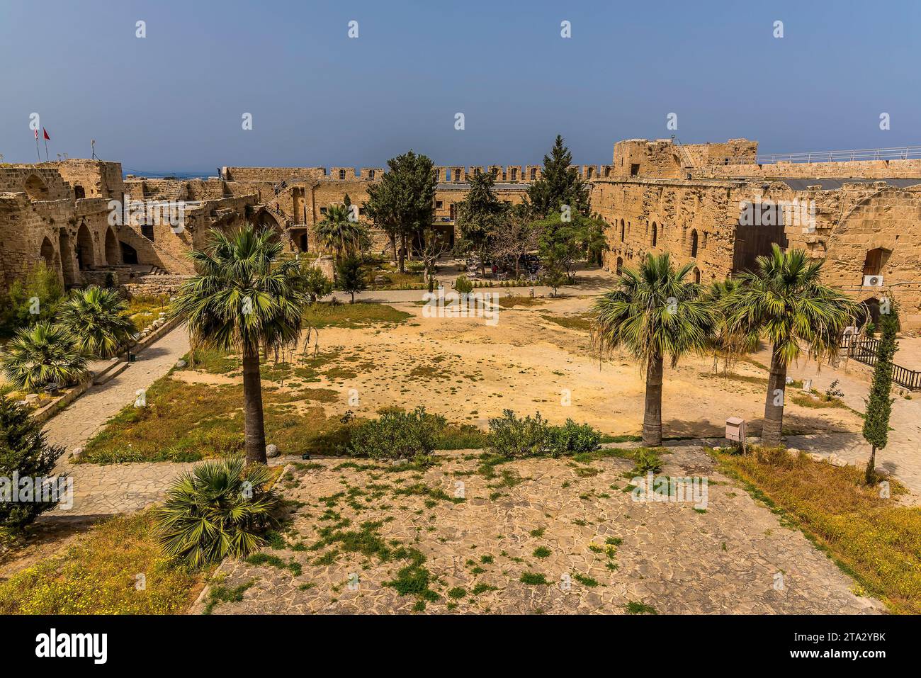 Vista panoramica sulla fortezza accanto al porto di Kyrenia, Cipro in primavera Foto Stock