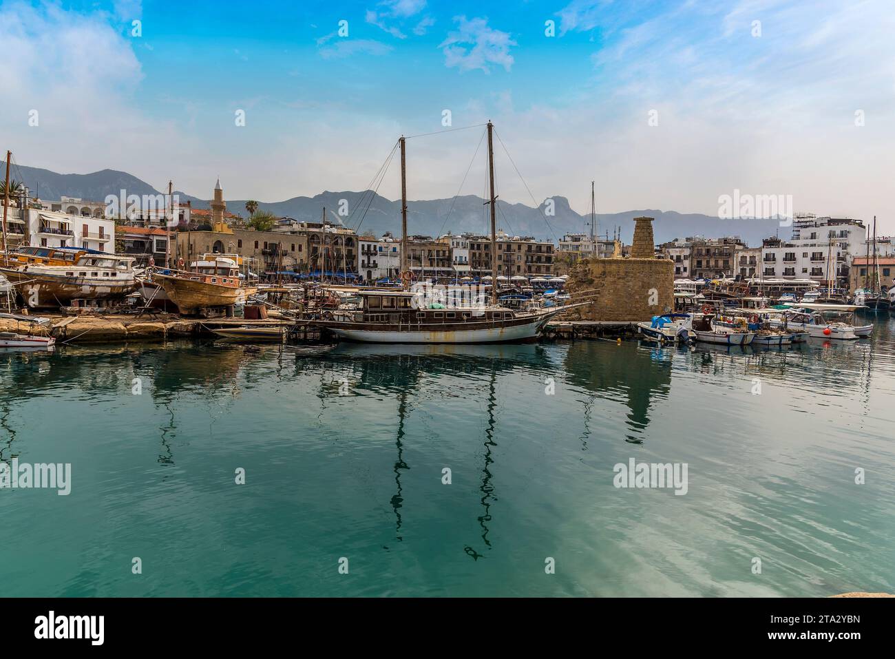 Una vista del porto di Kyrenia attraverso lo scalo che porta al mare a Cipro in primavera Foto Stock