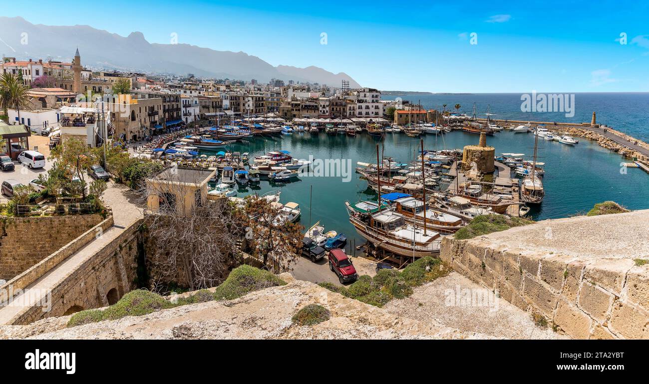 Un panorama del porto di Kyrenia, Cipro presa dai bastioni della vecchia fortezza Foto Stock