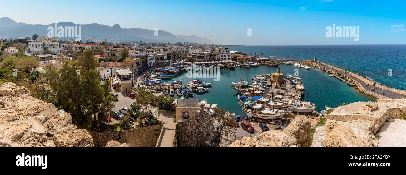 Panorama attraverso la città di Kyrenia e il porto, Cipro in primavera Foto Stock