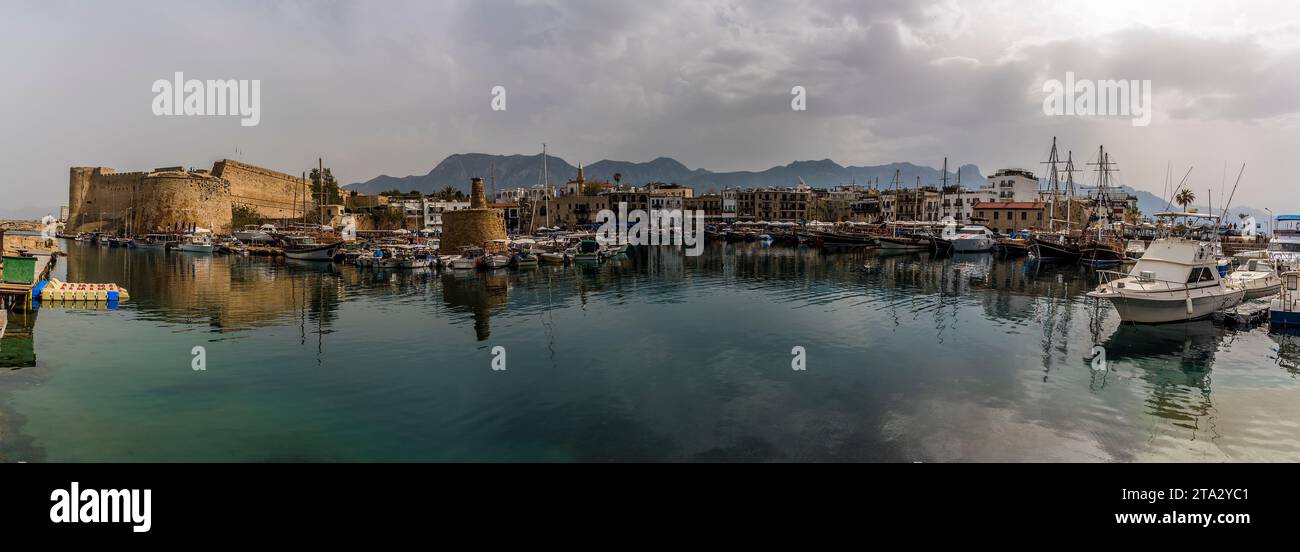 Panorama attraverso la città di Kyrenia e il porto di Cipro dalla parete del mare del porto in primavera Foto Stock