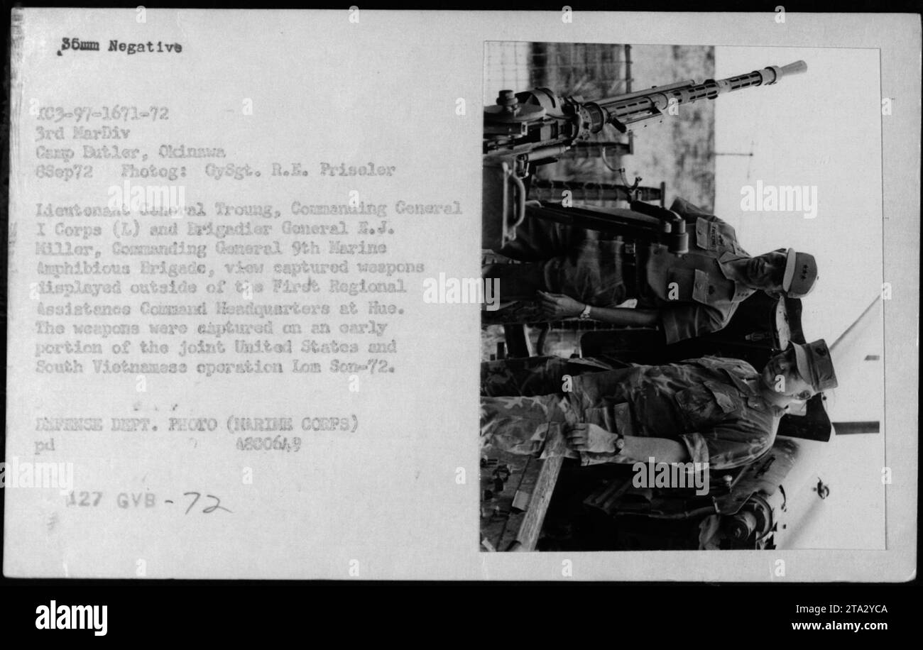 I generali Troung e Miller vedevano le armi catturate l'8 settembre 1972 fuori dal primo quartier generale del Regional Assistance Command a Hue, come parte dell'operazione congiunta degli Stati Uniti e del Vietnam del Sud Lon Son-72. Le armi furono il risultato di un primo successo nell'operazione. Preso da GySgt. R.E. Prisoler. Foto Stock