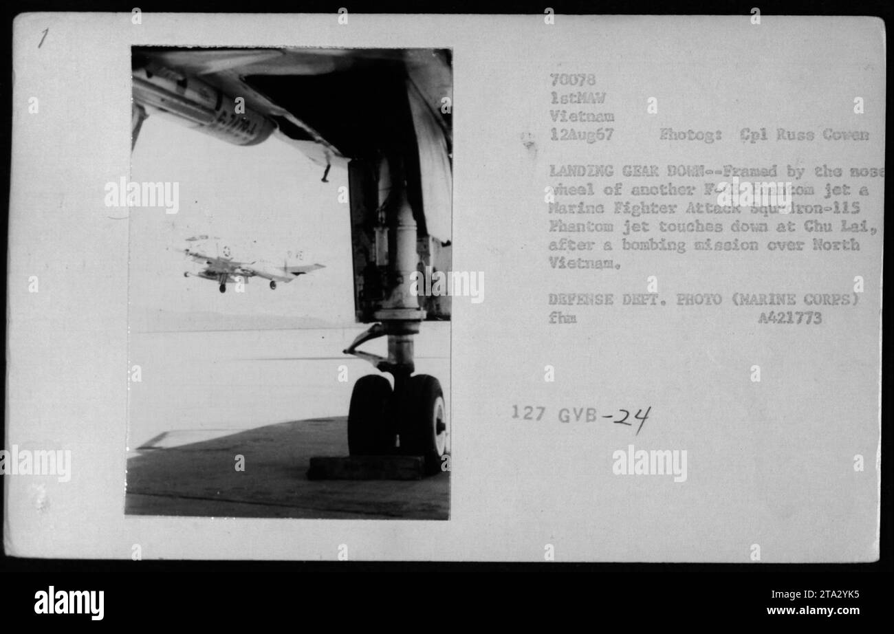 Il 12 agosto 1967, un Marine Fighter Attack Squadron-115 F-4 Phantom atterrò a Chu Lai, in Vietnam, dopo aver completato una missione di bombardamento sul Vietnam del Nord. Il carrello di atterraggio è visibile in questa fotografia del Cpl Russ Coven che documenta l'aviazione militare americana. Foto Stock
