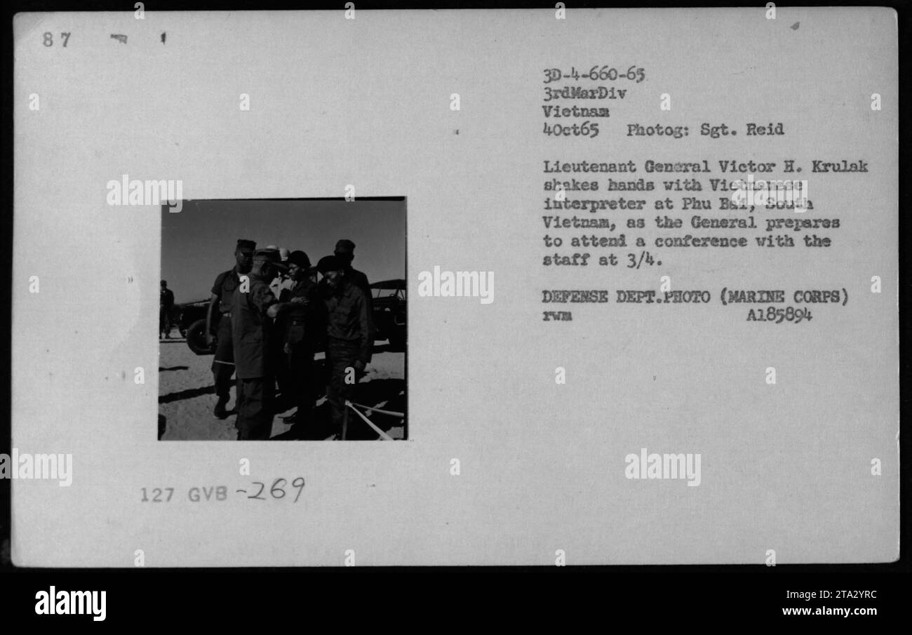 Il tenente generale Victor H. Krulak stringe la mano a un interprete vietnamita a Phu Bai, Vietnam del Sud, in preparazione di una conferenza con lo staff al 3/4. Questa foto è stata scattata il 4 ottobre 1965 e presenta ufficiali e funzionari come Robert McNamara, Richard Nixon e Billy Graham. L'immagine proviene da una collezione di fotografie che ritraggono le attività militari americane durante la guerra del Vietnam. Foto Stock