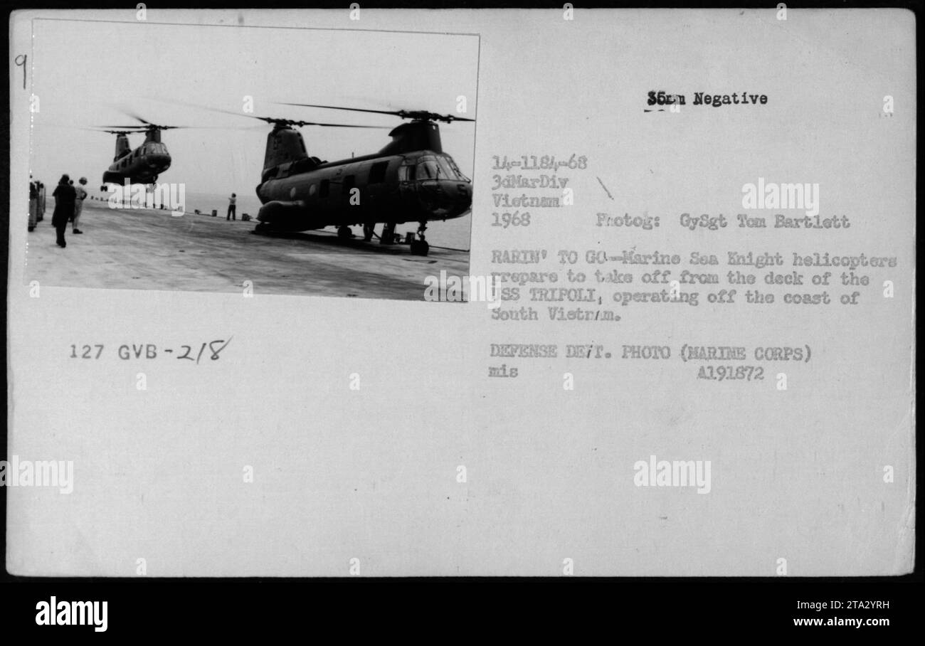 Gli elicotteri Marine Sea Knight CH-46 si preparano a decollare dalla USS Tripoli nel 1968. La foto è stata scattata da Gysgt Tom Bartlett durante la guerra del Vietnam. La USS Tripoli fu dispiegata al largo della costa del Vietnam del Sud, e questa immagine cattura le attività militari durante quel periodo. Foto Stock