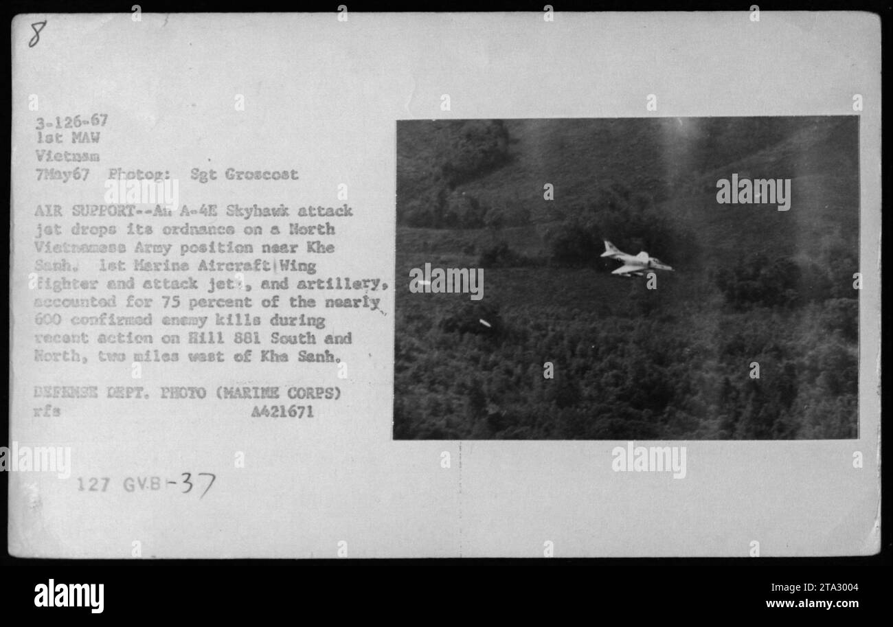 Un A-4 Skyhawk attacca una posizione dell'esercito nordvietnamita vicino a Khe Sanh, in Vietnam, il 7 maggio 1967, fornendo supporto aereo al 1st Marine Aircraft Wing durante le operazioni sulla collina 881 sud e nord. Foto Stock