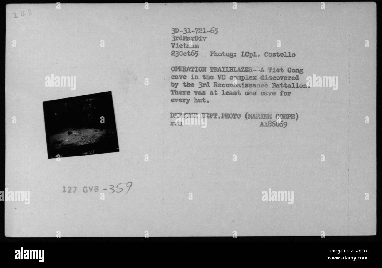 Una grotta di Viet Cong nel complesso VC è stata scoperta dal 3rd Reconnaissance Battalion durante l'operazione Trailblazer il 23 ottobre 1965, mostrando gli estesi sistemi di tunnel sotterranei utilizzati nella guerra del Vietnam. Foto Stock
