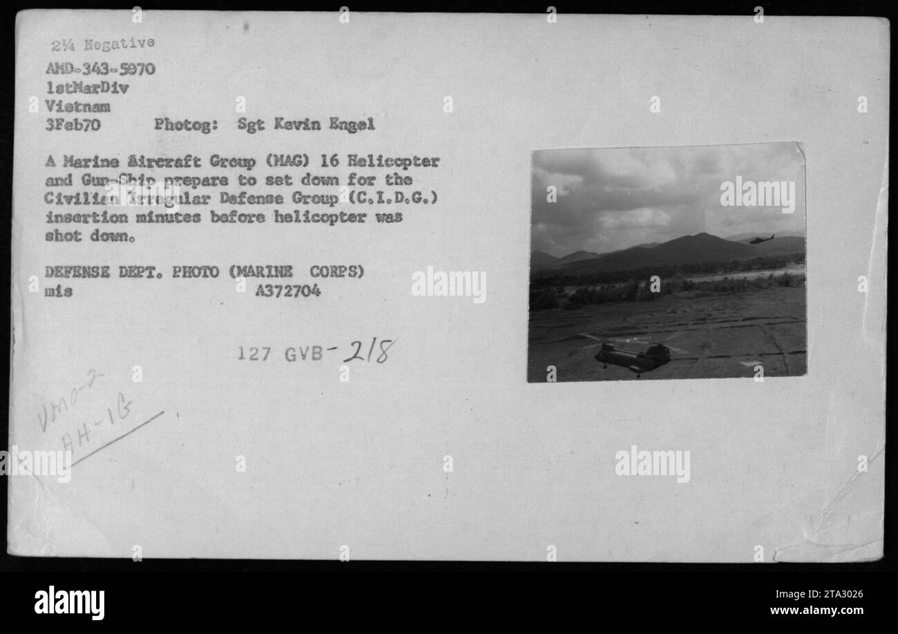 Gli elicotteri CH-46 del Marine Aircraft Group 16 si preparano ad atterrare per un inserimento Civilian Irregular Defense Group (CIDG) il 3 febbraio 1970, minuti prima che uno venga abbattuto. Fotografia del sergente Kevin Engel. Foto Stock