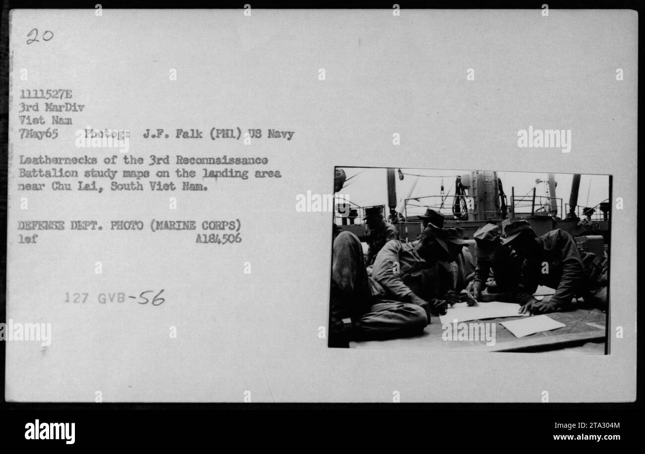 Il 7 maggio 1965, i Leathernecks della US Navy del 3rd Reconnaissance Battalion studiarono le mappe vicino a Chu Lai, Vietnam del Sud, come parte dei preparativi per gli sbarchi e le sepolture in mare durante la guerra del Vietnam. La fotografia è stata scattata da J.F. Falk. Foto Stock