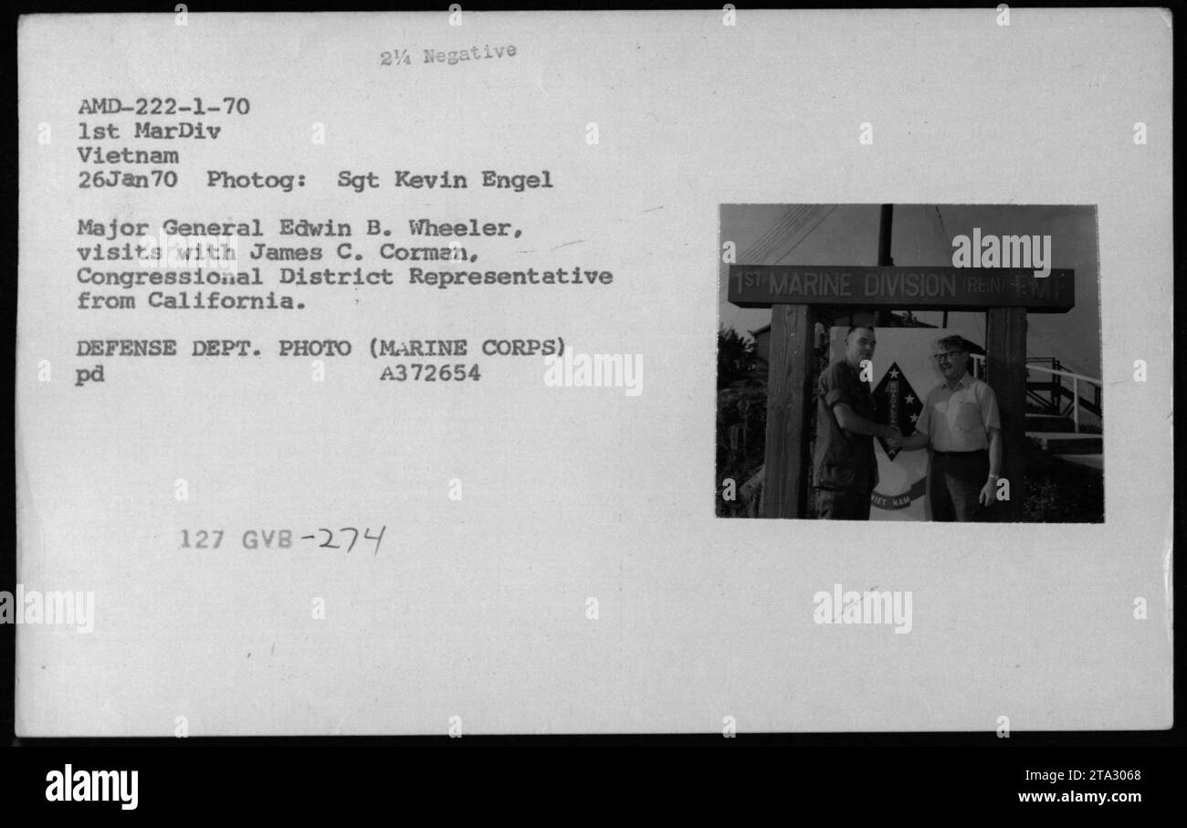 Il maggiore generale Edwin B. Wheeler incontra il deputato James C. Corman in Vietnam il 26 gennaio 1970, discutendo delle attività militari. La fotografia registra una visita ufficiale e un impegno con le operazioni militari americane. Foto Stock