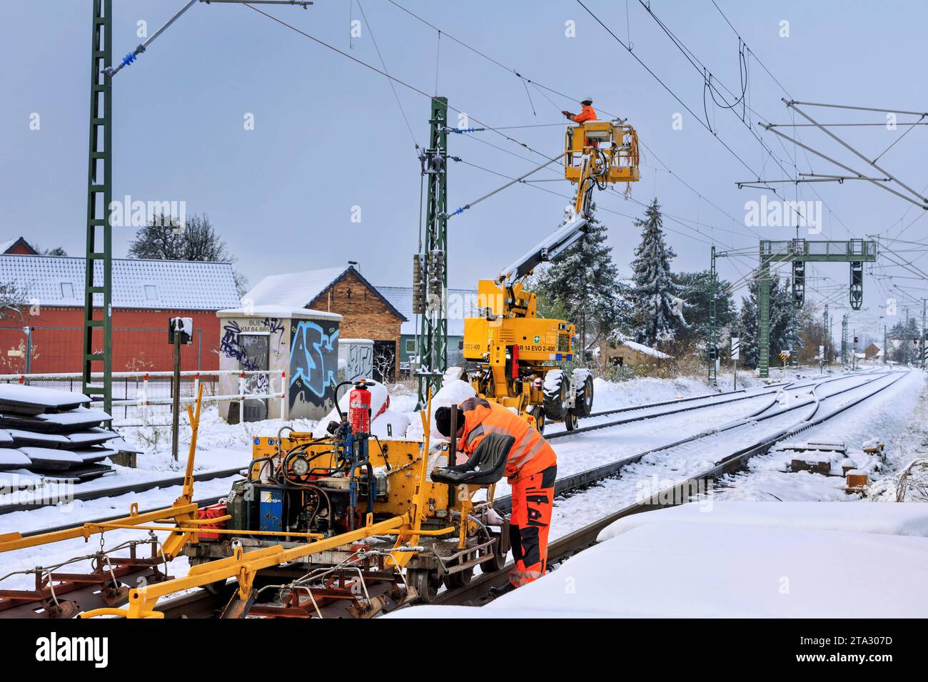 Lübbenau: Zweigleisiger Ausbau der Bahnstrecke Berlin-Cottbus DEU/Brandenburg/Lübbenau Â in Lübbenau laufen die Vorbereitungen für den künftig wieder zweigleisigen Ausbau der Bahnstrecke Berlin-Cottbus. Die Arbeiten am Straße Berliner Bahnübergang dauern an. Dort werden zwei Hilfsbrücken eingesetzt sowie Spunddielen für eine wasserundurchlässige Baugrube ins Erdreich gerammt. Die Maßnahme zur Beseitigung von vier Bahnübergängen haben anche begonnen. Dafür werden Hilfsbrücken eingebaut. Diese machen es erforderlich, dass Gleise und Oberleitung außer Betrieb genommen werden müssen. Daher Wird der Foto Stock