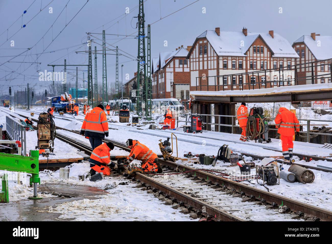 Lübbenau: Zweigleisiger Ausbau der Bahnstrecke Berlin-Cottbus DEU/Brandenburg/Lübbenau Â in Lübbenau laufen die Vorbereitungen für den künftig wieder zweigleisigen Ausbau der Bahnstrecke Berlin-Cottbus. Die Arbeiten am Straße Berliner Bahnübergang dauern an. Dort werden zwei Hilfsbrücken eingesetzt sowie Spunddielen für eine wasserundurchlässige Baugrube ins Erdreich gerammt. Die Maßnahme zur Beseitigung von vier Bahnübergängen haben anche begonnen. Dafür werden Hilfsbrücken eingebaut. Diese machen es erforderlich, dass Gleise und Oberleitung außer Betrieb genommen werden müssen. Daher Wird der Foto Stock