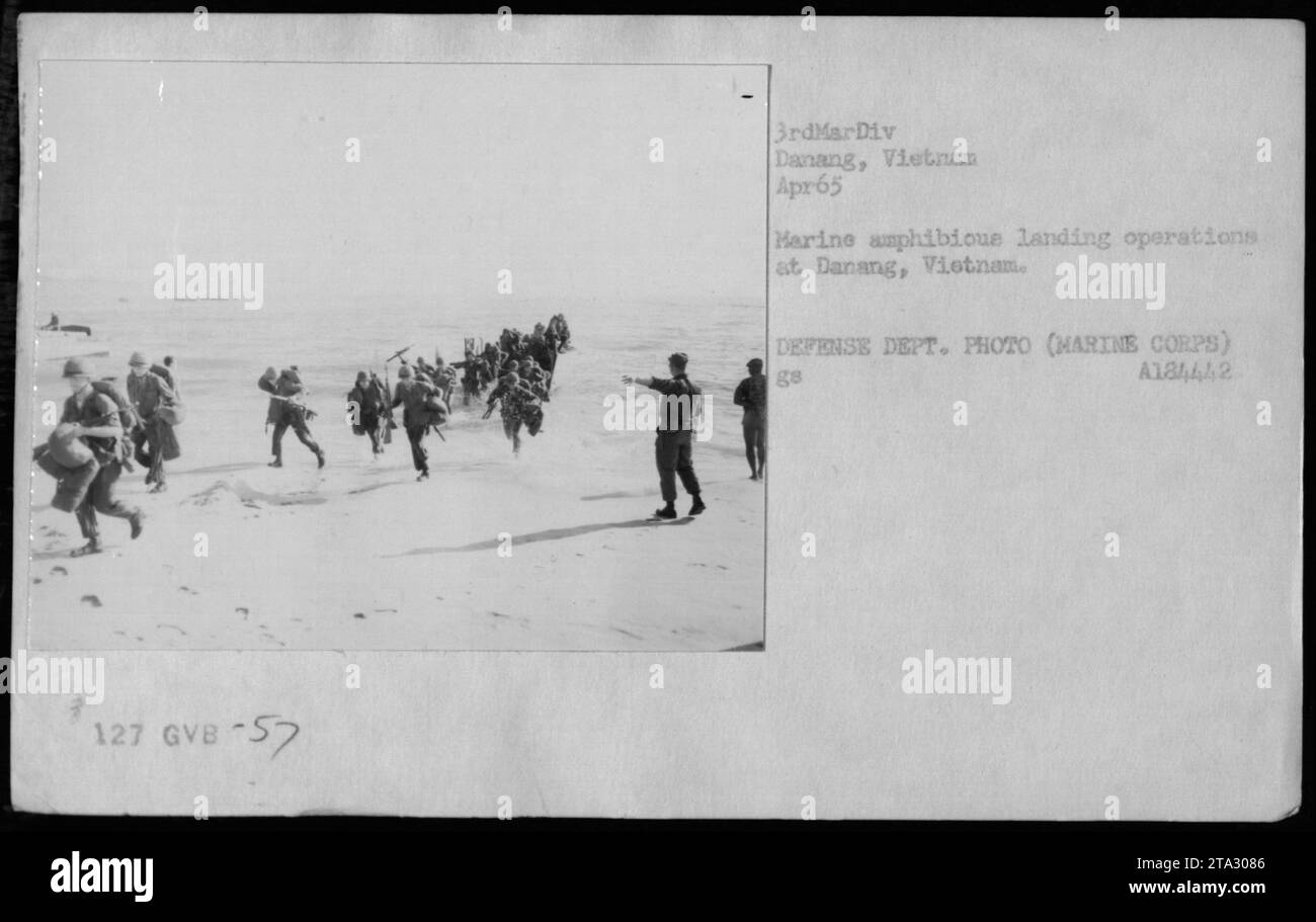 Operazioni di sbarco anfibio marino che hanno luogo a Danang, in Vietnam, nell'aprile 1965. Questa fotografia cattura i membri della 3rd Marine Division durante le attività sulla testa di ponte. Immagine proveniente dalla collezione del Dipartimento della difesa di fotografie della Guerra del Vietnam. (Foto: Marine Corps, A184442) Foto Stock