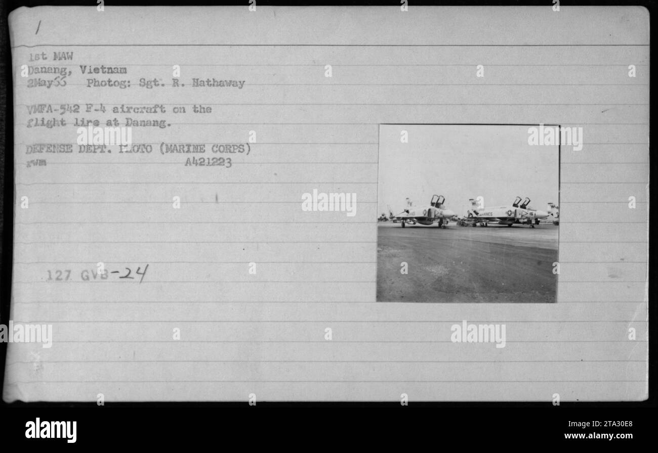 F-4 Phantom del VMFA-542 sulla linea di volo presso la base aerea di Danang il 2 maggio 1966. La fotografia mostra le attività del 1st Marine Aircraft Wing durante la guerra del Vietnam. Questa immagine mostra la presenza militare e le operazioni alla base aerea durante quel periodo. Foto Stock