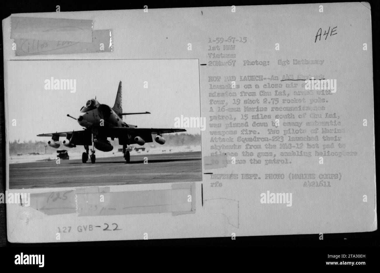 Un A-4 Skyhawk viene lanciato da Chu Lai il 20 marzo 1967, armato di quattro razzi per fornire supporto aereo ravvicinato a una pattuglia di ricognizione dei Marine con un attacco bloccato, consentendo il salvataggio in elicottero. Foto Stock