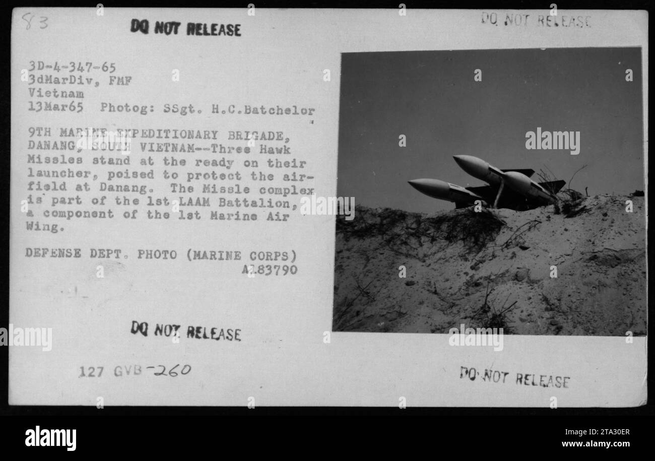 Tre missili Hawk sono stati avvistati sul loro lanciatore a Danang, nel Vietnam del Sud, il 13 marzo 1965. I missili, parte del 1st LAAM Battalion, sono pronti a salvaguardare l'aeroporto e sono sotto la giurisdizione della 9th Marine Expeditionary Brigade e della 3dMarDiv, FMF Vietnam. La foto è stata scattata da SSgt. H.C.Batchelor. Foto Stock