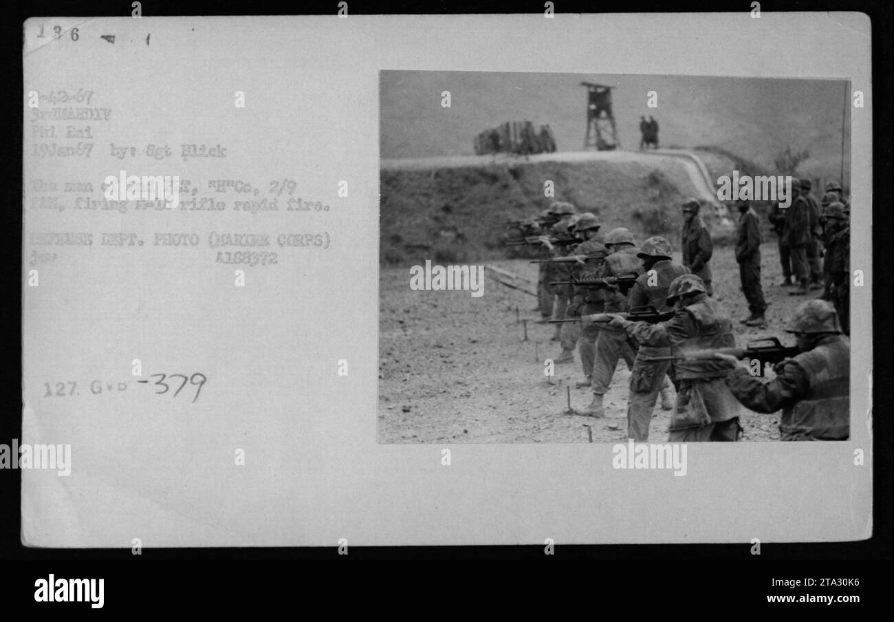 Un soldato del 2nd FIX della 'H' Company, 2/9 fa, è raffigurato sparare un fucile H-16 in modalità fuoco rapido. Questa foto è stata scattata il 19 gennaio 1967 a Phi Ent, in Vietnam. L'immagine fa parte della collezione che raffigura le attività militari americane durante la guerra del Vietnam. Foto Stock