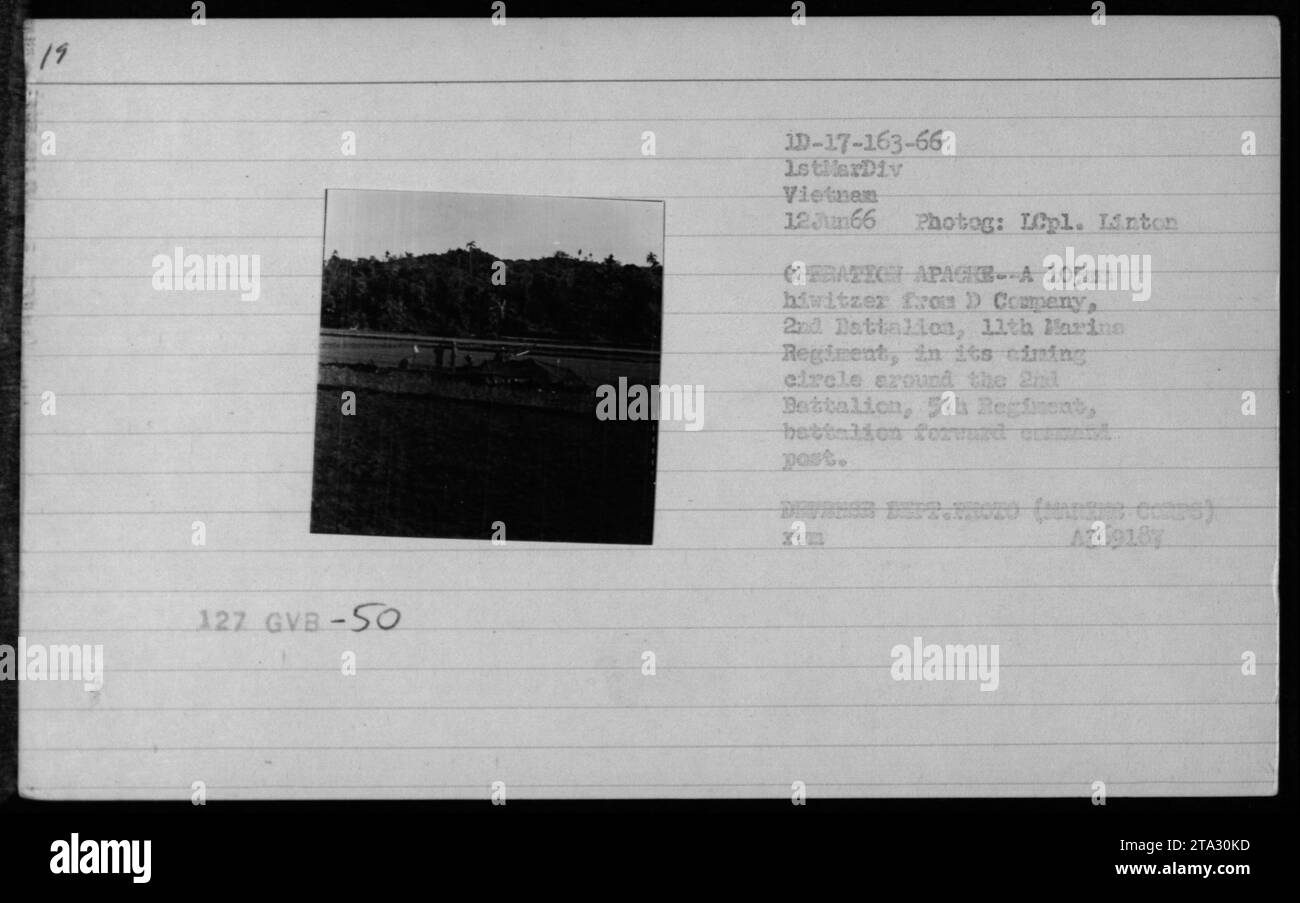 Il 12 giugno 1966, la LCpl Inton fotografò l'unità di artiglieria Apache-A della compagnia D, 2nd Battalion, 11th Marines, addestrata vicino al posto di avanzamento del 2nd Battalion, 5th Regiment in Vietnam. Foto Stock