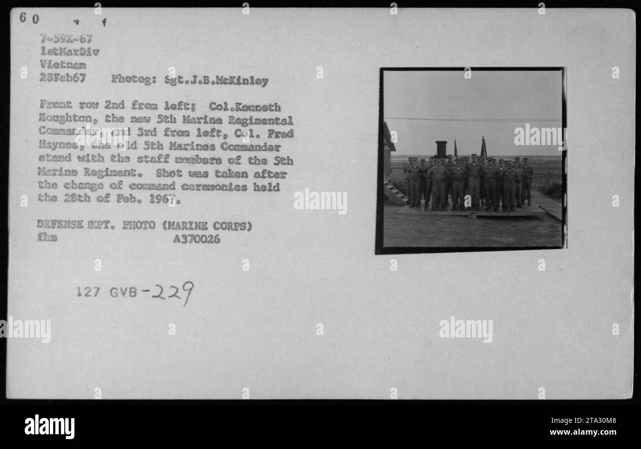 Il colonnello Kenneth Houghton (2° da sinistra) e il colonnello Fred Haynes (3° da sinistra) stanno accanto ai membri dello staff del 5° Reggimento Marines in Vietnam il 28 febbraio 1967. La foto è stata scattata dopo il cambio delle cerimonie di comando. DIFESA LEPT. FOTO (CORPO DEI MARINES) FHM 4370026 127 GVB-229. Foto Stock