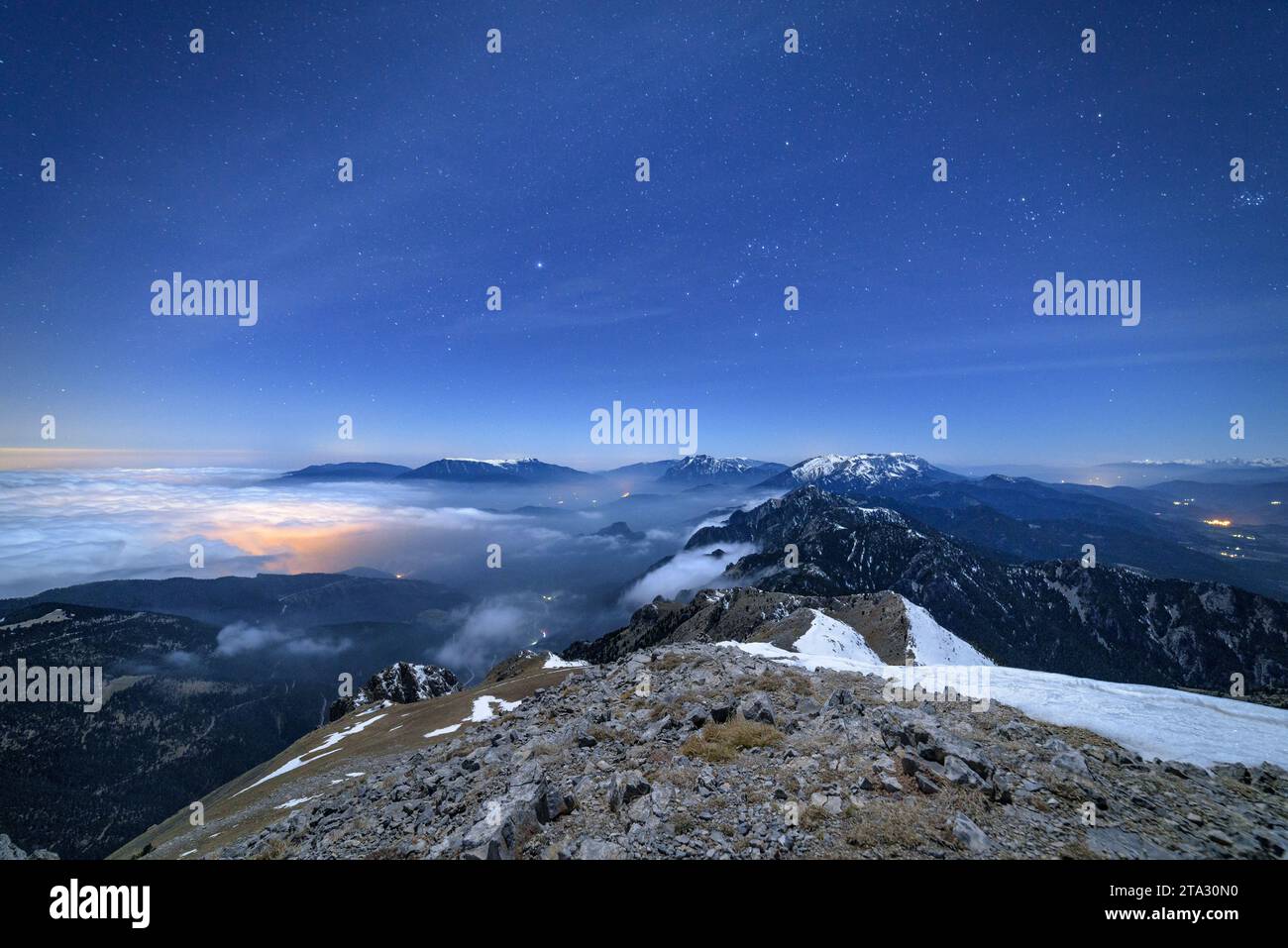 Notte invernale sulla cima della Tosa d'Alp, guardando verso Alt Berguedà con un mare di nuvole basse (Berguedà, Catalogna, Spagna, Pirenei) Foto Stock