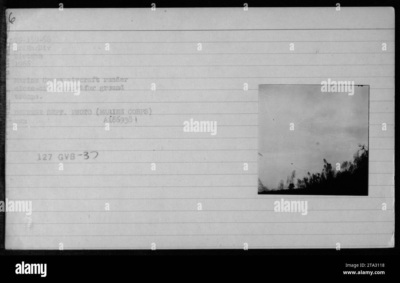 I Marine Corps conducono attacchi aerei in Vietnam, 1966, con il microscopio PT Photo che ispeziona le prove dei risultati della missione. Immagine A1869381, GVB-37. Foto Stock