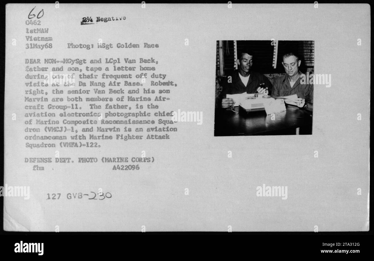 Il 31 maggio 1968, MGySgt Robert Van Beck e suo figlio LCpl Marvin Van Beck del Marine Aircraft Group-11 registrarono una lettera a casa durante la loro visita fuori servizio alla base aerea di da Nang, in Vietnam. Fotografia di MSgt Golden Pace. Foto Stock