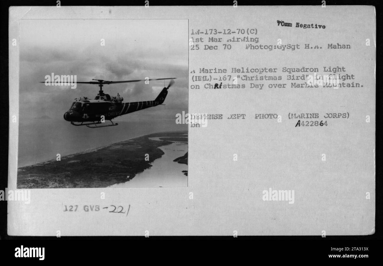 Marine Helicopter Squadron Light (IEAL) - elicottero UH-1 "Christmas Bird" del 167 in volo sopra Marble Mountain il 25 dicembre 1970. Fotografato da GySgt H.A. Mahan, cattura le attività militari americane durante la guerra del Vietnam. Foto Stock