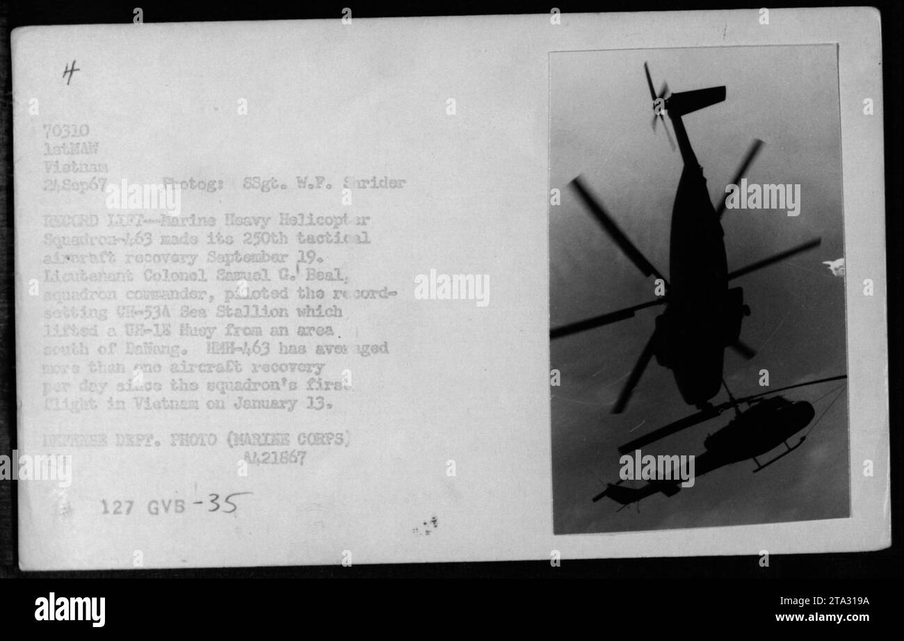 Marine Heavy Helicopter Squadron-63 stabilisce un record conducendo il suo 250° recupero aereo tattico il 19 settembre 1967. Il tenente colonnello Samuel G. Beal, comandante dello squadrone, pilotò un CH-534 Sea Stallion per sollevare un U-18 Huey da un'area a sud di Dallang. Lo squadrone ha recuperato più di un aereo al giorno dal primo volo in Vietnam il 13 gennaio. Fotografia scattata da SSgt. W.F. Srider. Foto del Dipartimento della difesa (corpo dei Marines), A421867. Foto Stock