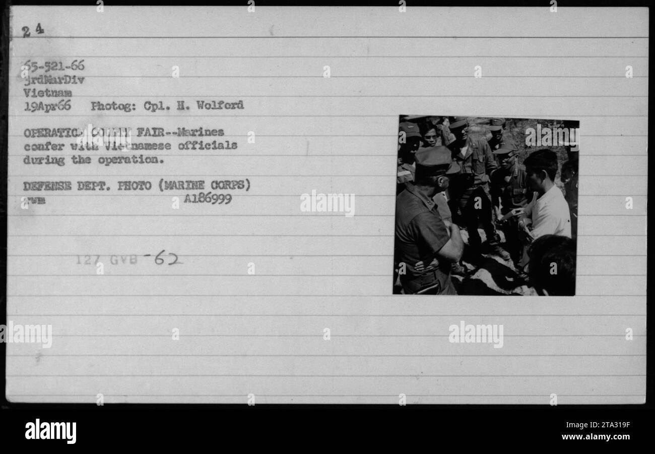 I Marines tengono un briefing con i funzionari vietnamiti durante l'operazione Courty Fair il 19 aprile 1966. Questa fotografia, scattata dal capitano h. Wolford, mostra una discussione e uno scambio di informazioni tra le forze americane e il Vietnam. È una foto del Dipartimento della difesa degli Stati Uniti sotto il corpo dei Marines, intitolata A186999 Fum 127 GVB-62. Foto Stock