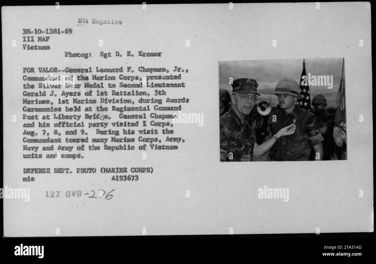 Il generale Leonard F. Chapman Jr., comandante del corpo dei Marines, presenta la medaglia Silver Star al sottotenente Gerald J. Ayers del 1st Battalion, 5th Marines, 1st Marine Division. La cerimonia di premiazione si è svolta presso il Regimental Command Post a Liberty Bridge. Il generale Chapman visitò il i corpo dal 7 al 9 agosto, visitando varie unità militari e campi, tra cui unità del corpo dei Marines, dell'esercito, della marina e dell'esercito della Repubblica del Vietnam. Foto Stock