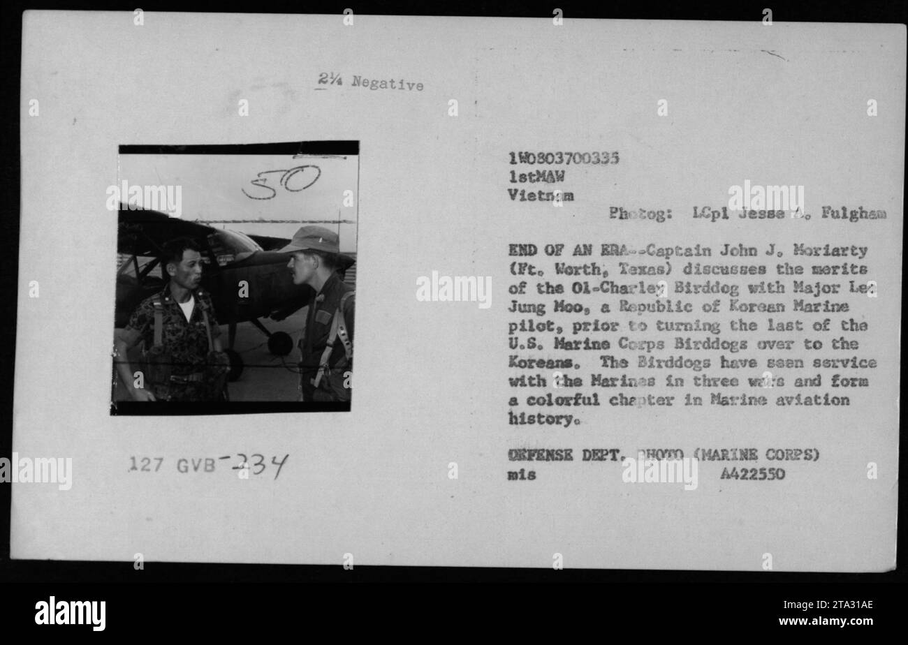 Il capitano John J. Moriarty discute il cane da uccello 01-Charley con il maggiore Lee Jung Moo prima di trasferire gli ultimi Birddog del corpo dei Marines degli Stati Uniti nella Repubblica dei Marines coreani, segnando la fine di un'era nella storia dell'aviazione dei Marines. Foto Stock