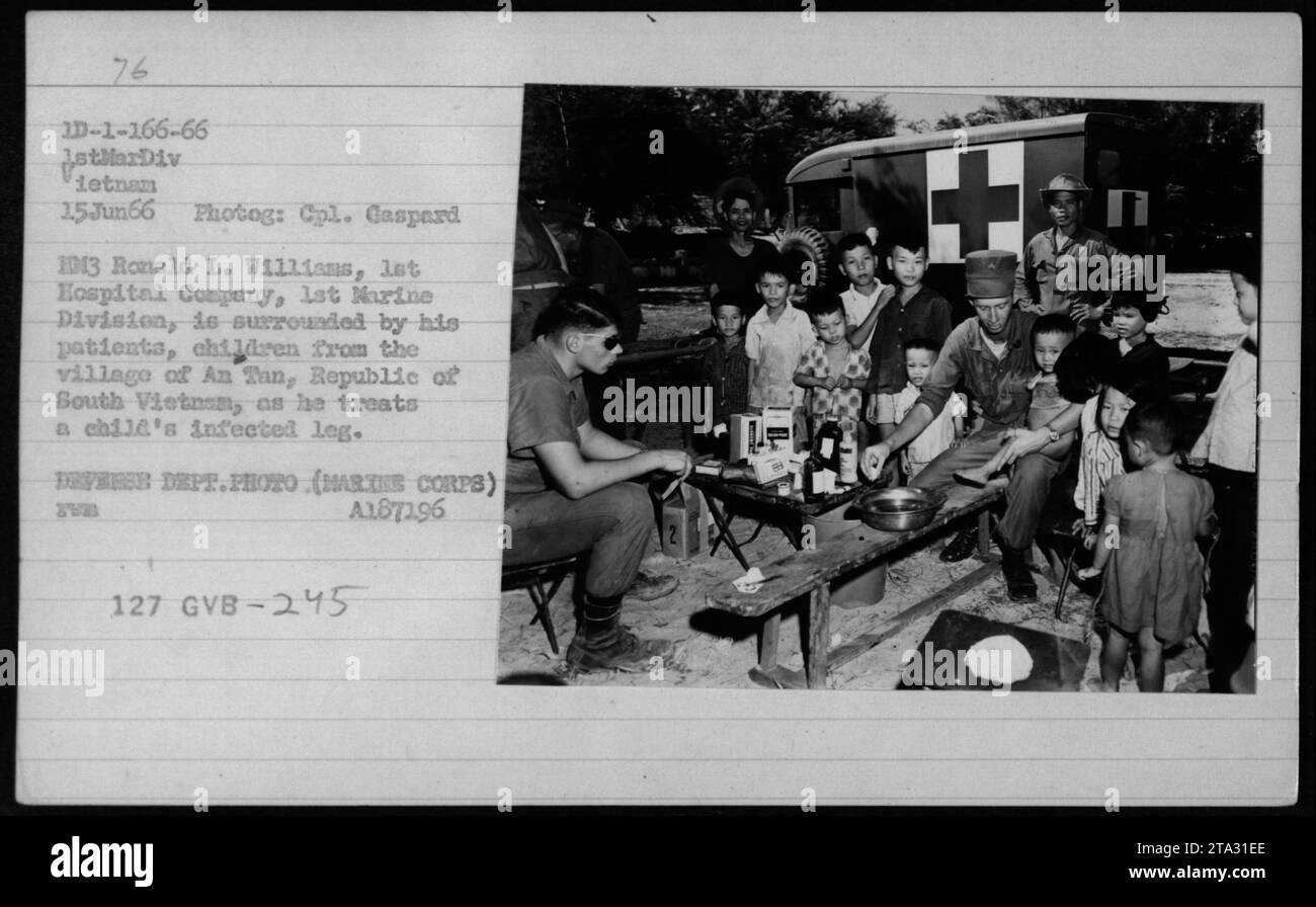 "15 giugno 1966: Il CPL. Ronald L. Williams della 1st Marine Division tratta la gamba infetta di un bambino durante un programma di azione civile medica (MEDCAP) nel villaggio di An Tan, Repubblica del Vietnam del Sud. Williams è circondato dai suoi pazienti, bambini del villaggio." Foto Stock