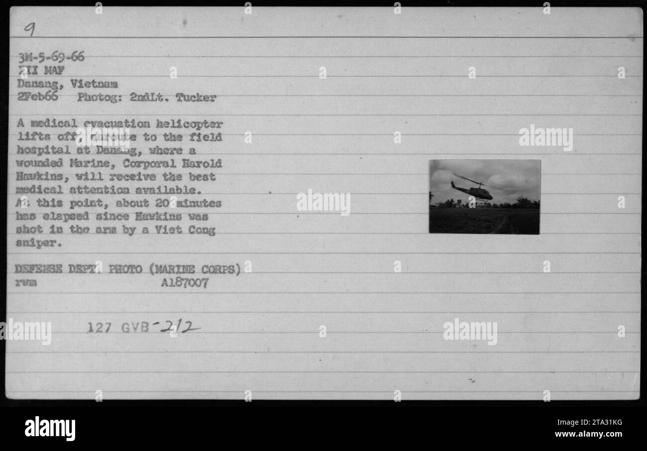 Il 2 febbraio 1966, un elicottero di evacuazione medica trasportò il caporale Harold Hawkins, ferito da un cecchino Viet Cong, in un ospedale da campo a da Nang durante la guerra del Vietnam. Foto Stock